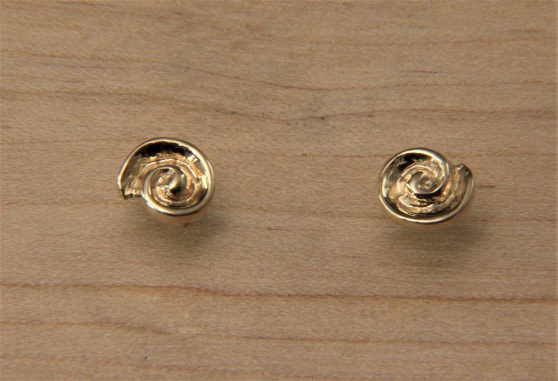 goldene-spiralen-ohrstecker-klein-kleinot-schmuckmanufaktur-toni